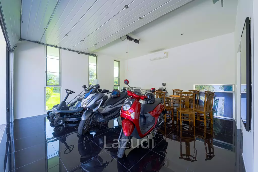 Ultra-Modern 7-Bedroom Sanctuary in Palm Hills Golf Club