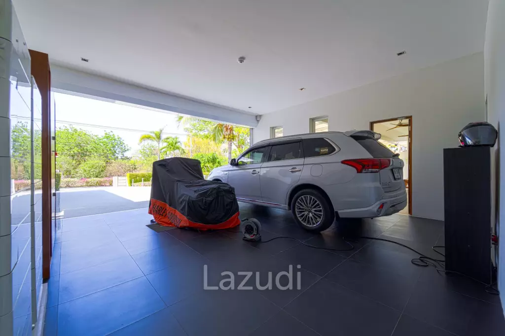 Ultra-Modern 7-Bedroom Sanctuary in Palm Hills Golf Club
