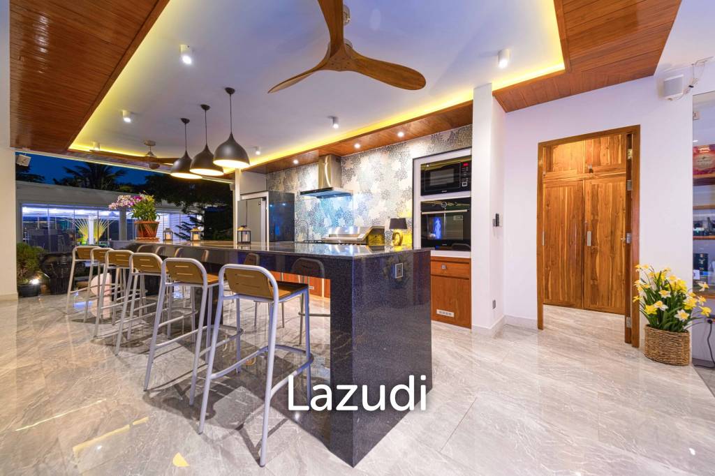 Ultra-Modern 7-Bedroom Sanctuary in Palm Hills Golf Club
