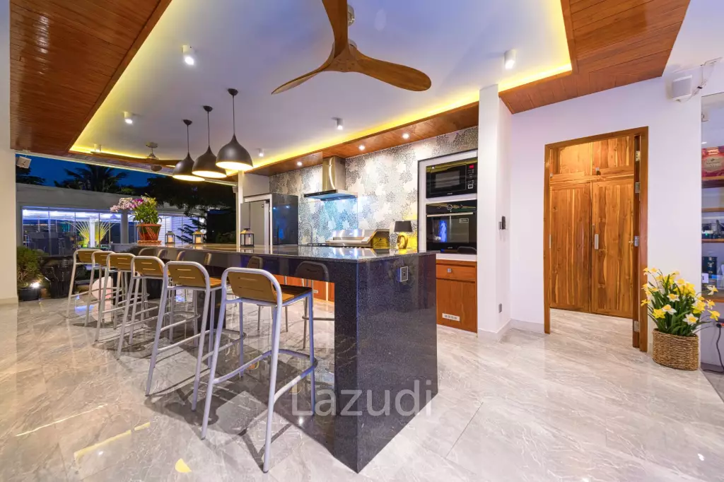 Ultra-Modern 7-Bedroom Sanctuary in Palm Hills Golf Club