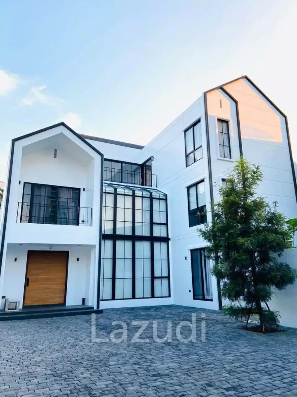 6 bedroom 7 bathroom detached home on Krungthonburi 4