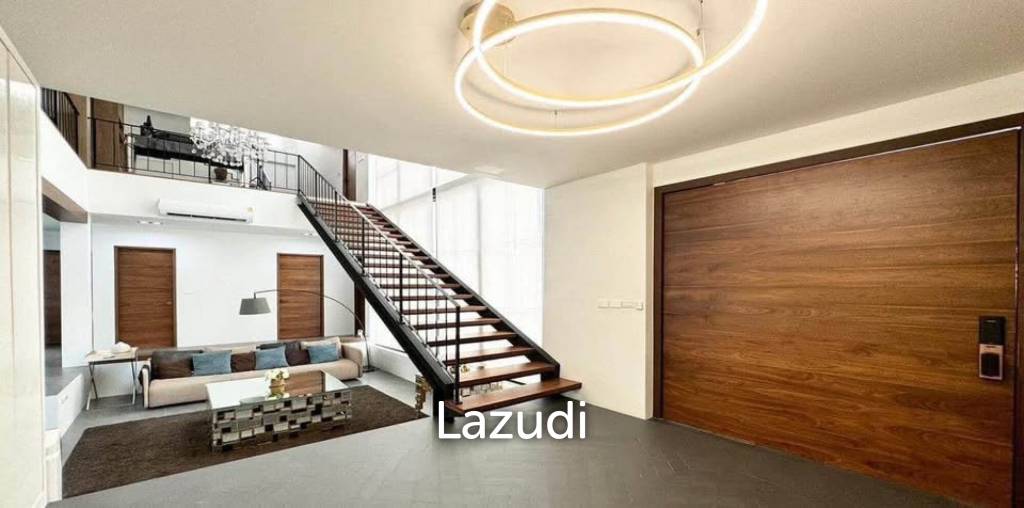6 bedroom 7 bathroom detached home on Krungthonburi 4