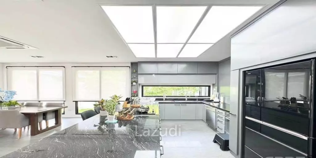 6 bedroom 7 bathroom detached home on Krungthonburi 4