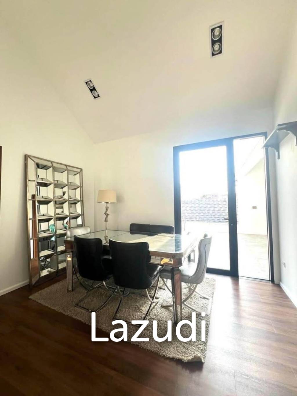 6 bedroom 7 bathroom detached home on Krungthonburi 4