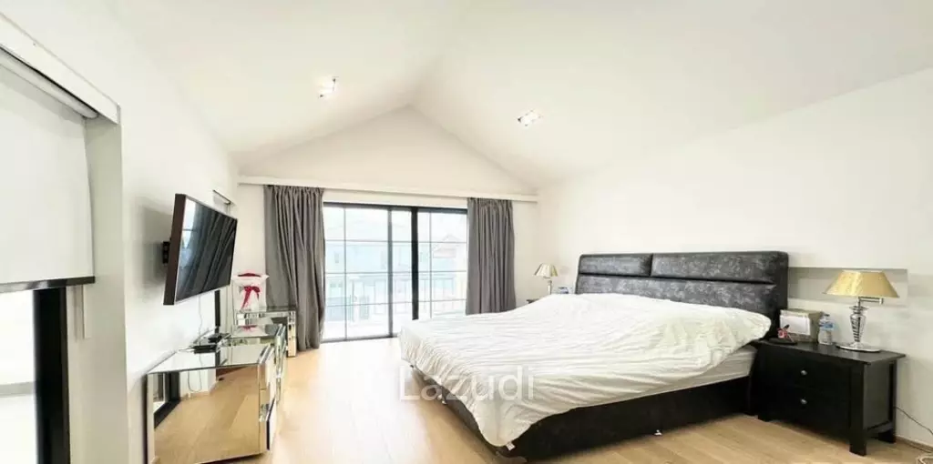 6 bedroom 7 bathroom detached home on Krungthonburi 4