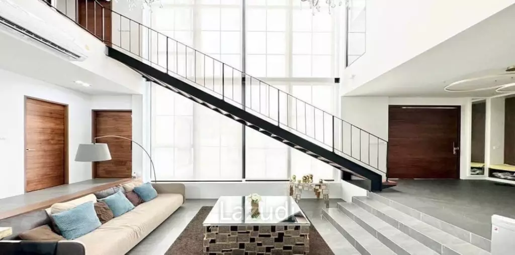 6 bedroom 7 bathroom detached home on Krungthonburi 4
