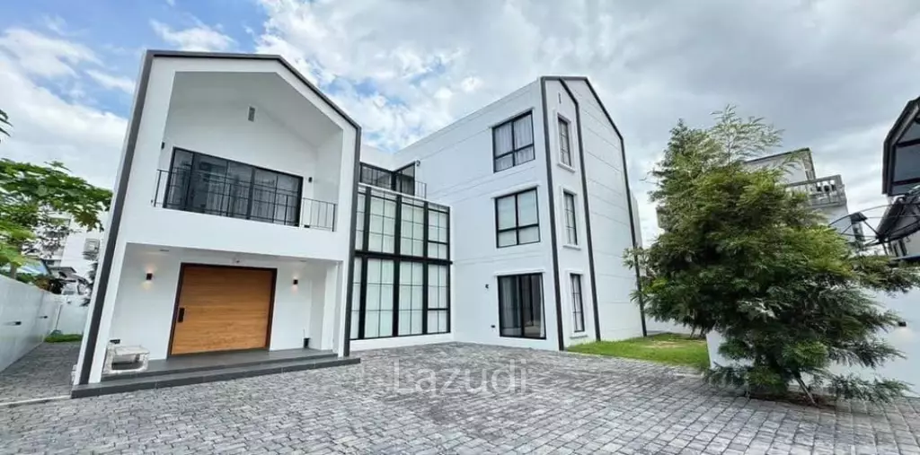 6 bedroom 7 bathroom detached home on Krungthonburi 4