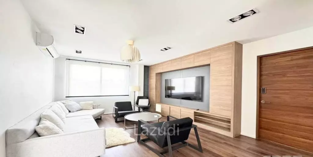 6 bedroom 7 bathroom detached home on Krungthonburi 4
