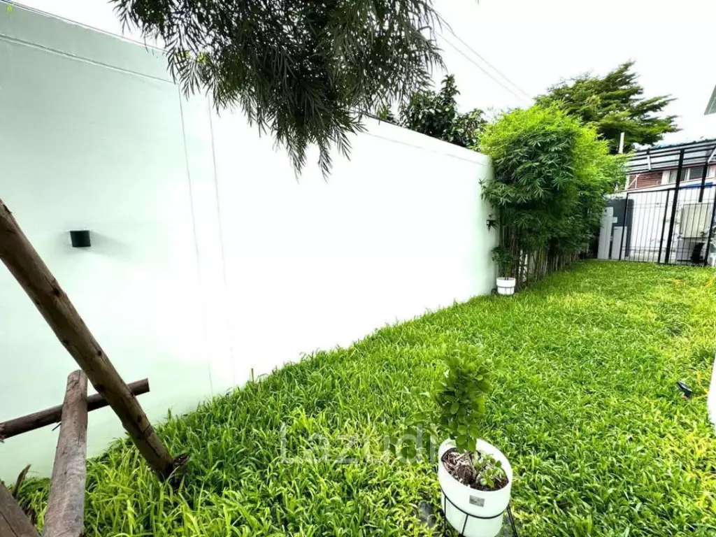 6 bedroom 7 bathroom detached home on Krungthonburi 4