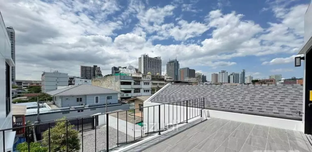 6 bedroom 7 bathroom detached home on Krungthonburi 4