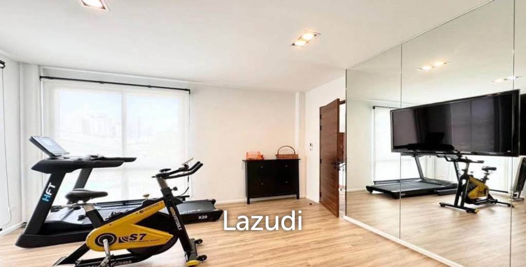 6 bedroom 7 bathroom detached home on Krungthonburi 4
