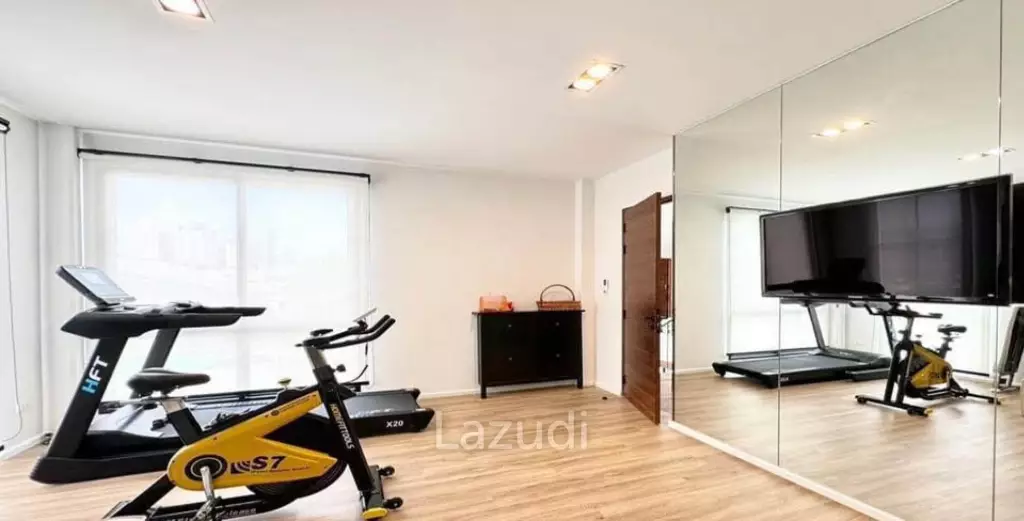 6 bedroom 7 bathroom detached home on Krungthonburi 4