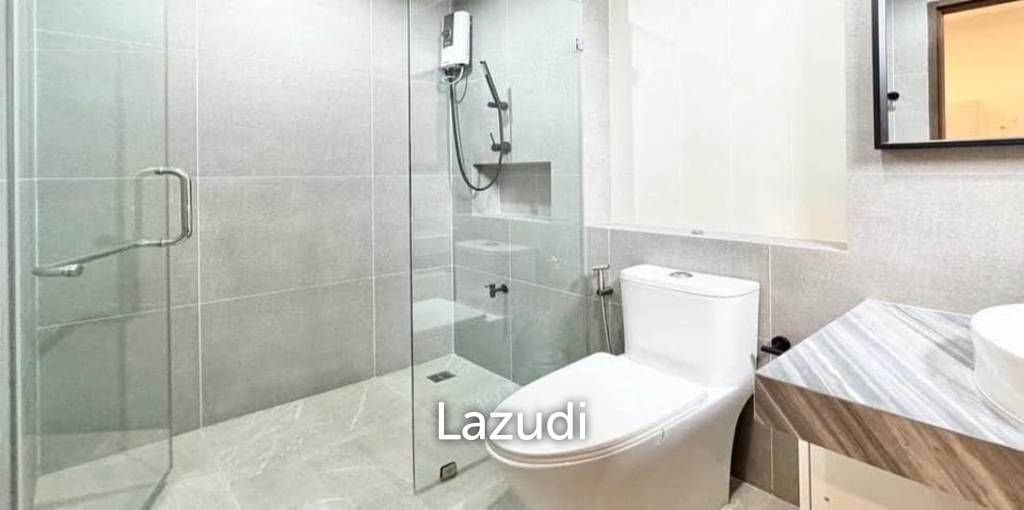 6 bedroom 7 bathroom detached home on Krungthonburi 4