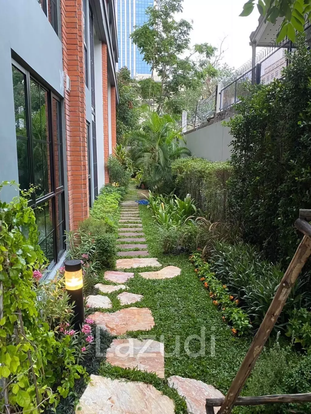 3 bedroom 4 bathroom duplex condo 182 sqm at Na Vara Residence for sale