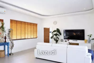 Luxury 3 bed pool villa nr Black Mountain