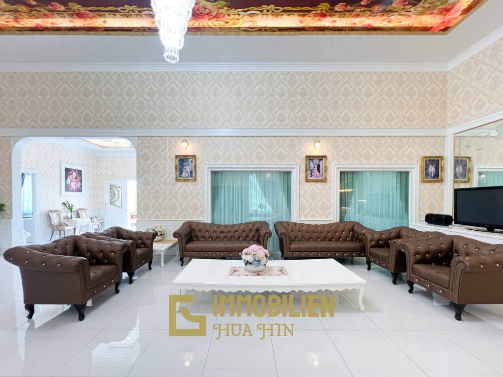 Luxuriöse Villa / pompös möbliert / 7.496 qm großes Grundstück