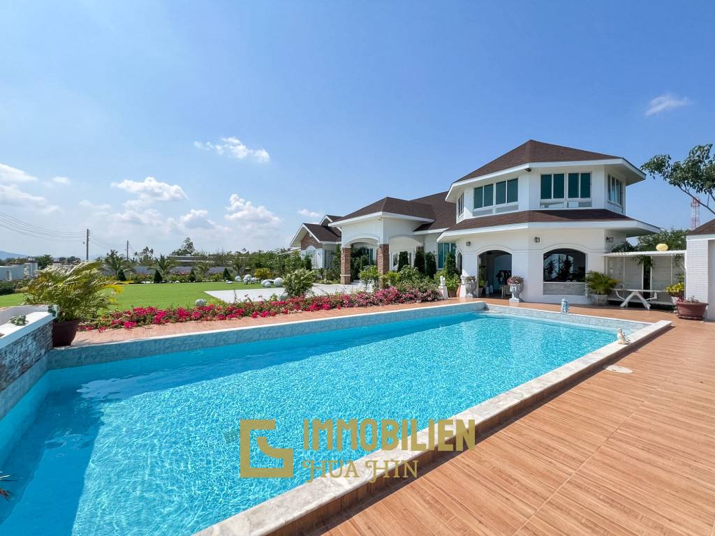 Luxuriöse Villa / pompös möbliert / 7.496 qm großes Grundstück