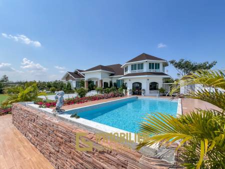 Luxuriöse Villa / pompös möbliert / 7.496 qm großes Grundstück