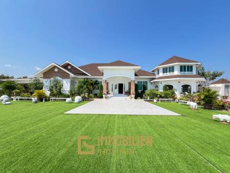 Luxuriöse Villa / pompös möbliert / 7.496 qm großes Grundstück