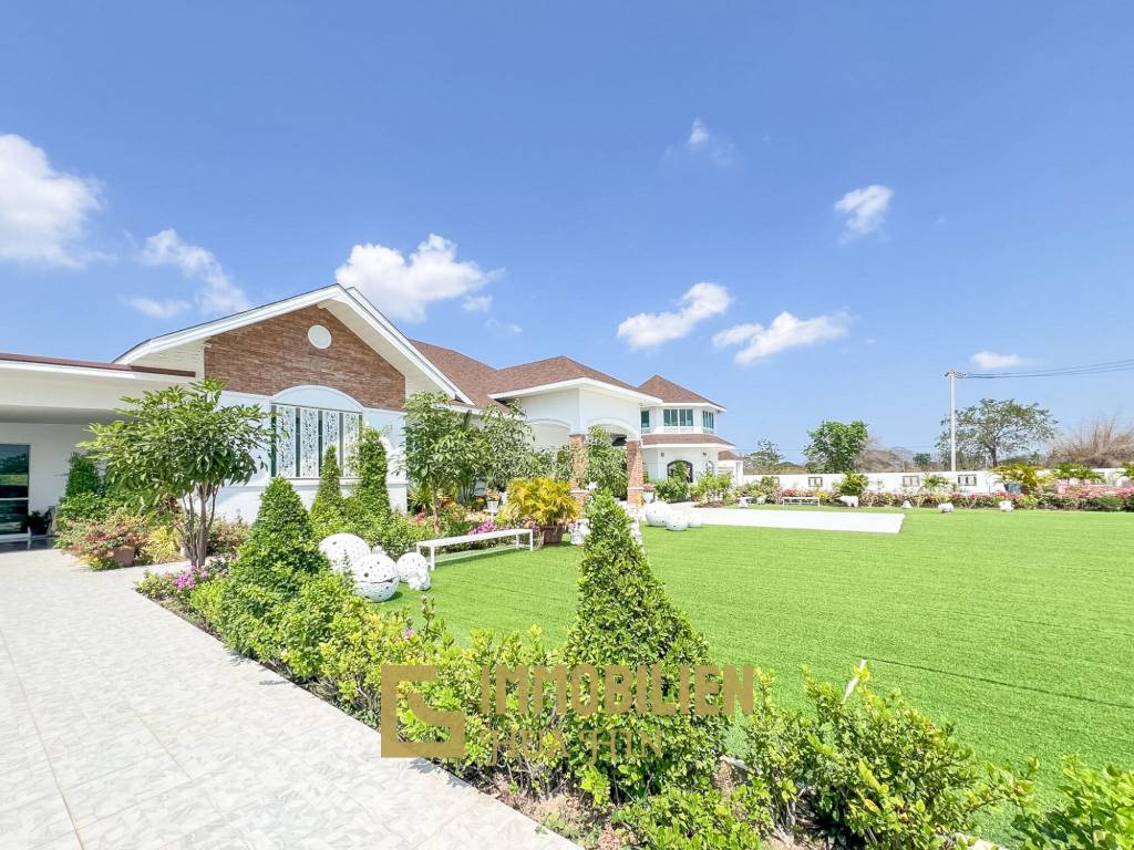 Luxuriöse Villa / pompös möbliert / 7.496 qm großes Grundstück