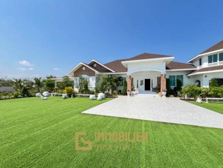 Luxuriöse Villa / pompös möbliert / 7.496 qm großes Grundstück