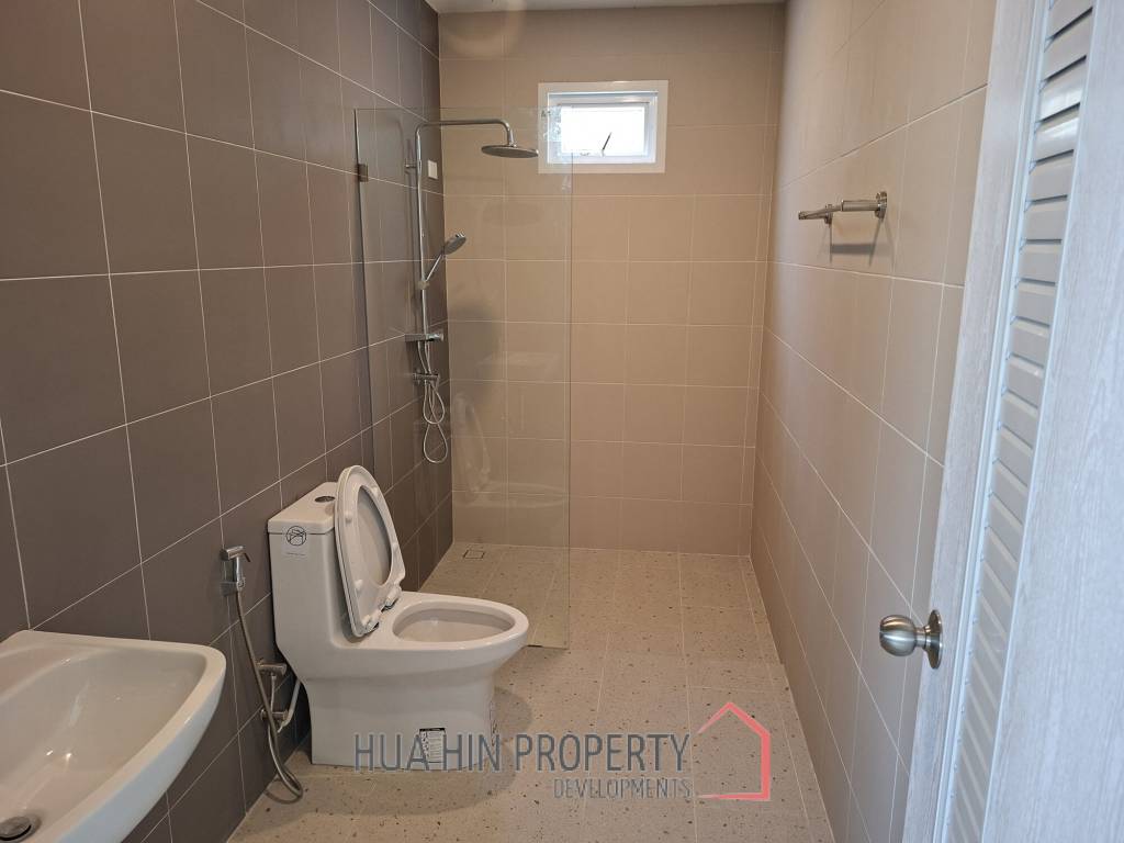 New 3 bed pool Villa toward Black mountain