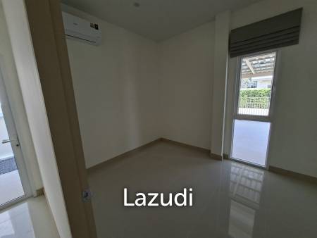 New 3 bed pool Villa toward Black mountain