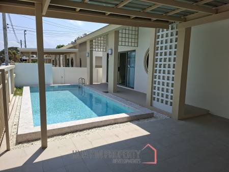 New 3 bed pool Villa toward Black mountain