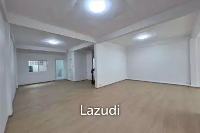 126 sqm modern 3 bedroom townhouse in Soi Charoen Krung 107