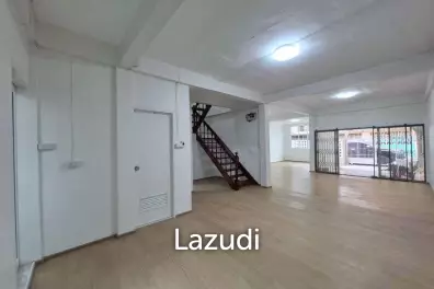126 sqm modern 3 bedroom townhouse in Soi Charoen Krung 107