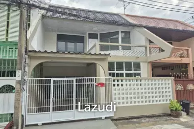 126 sqm modern 3 bedroom townhouse in Soi Charoen Krung 107