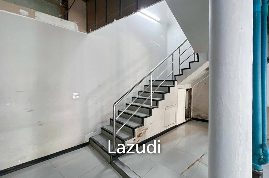 First floor 110 sqm Retail Space on main Yaowarat Bangkok