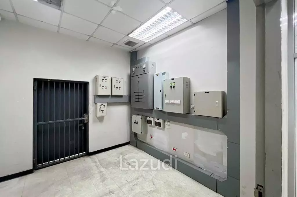 First floor 110 sqm Retail Space on main Yaowarat Bangkok