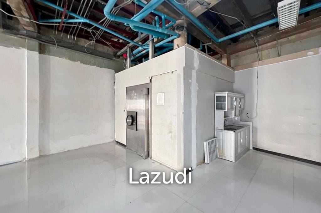 First floor 110 sqm Retail Space on main Yaowarat Bangkok