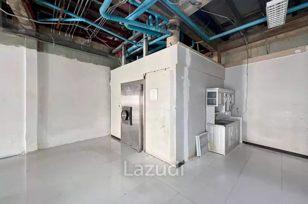 First floor 110 sqm Retail Space on main Yaowarat Bangkok