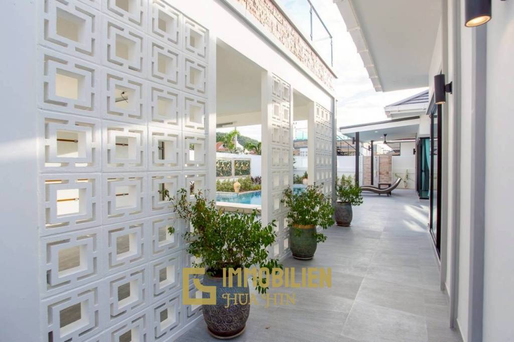 Сдается в аренду / жилая площадь 318 кв. м / 3 спальни / бассейн