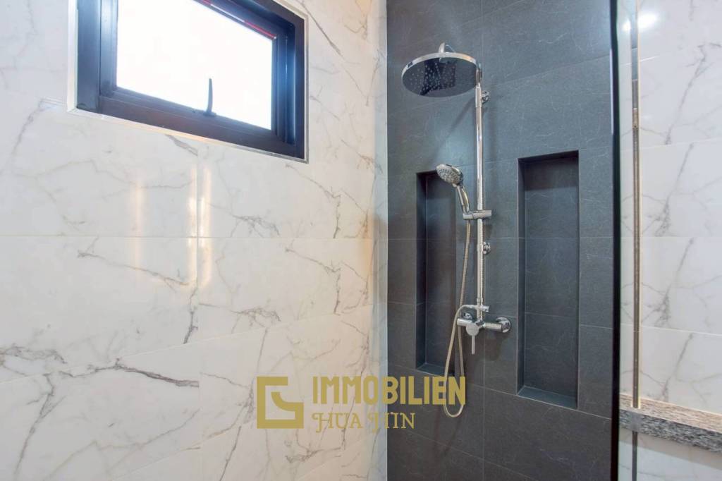 Сдается в аренду / жилая площадь 318 кв. м / 3 спальни / бассейн