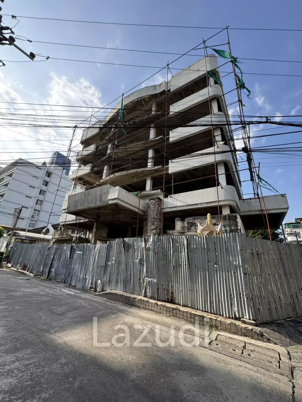 416 sqm corner land with unfinished building in Khlong Tan Nuea Watthana