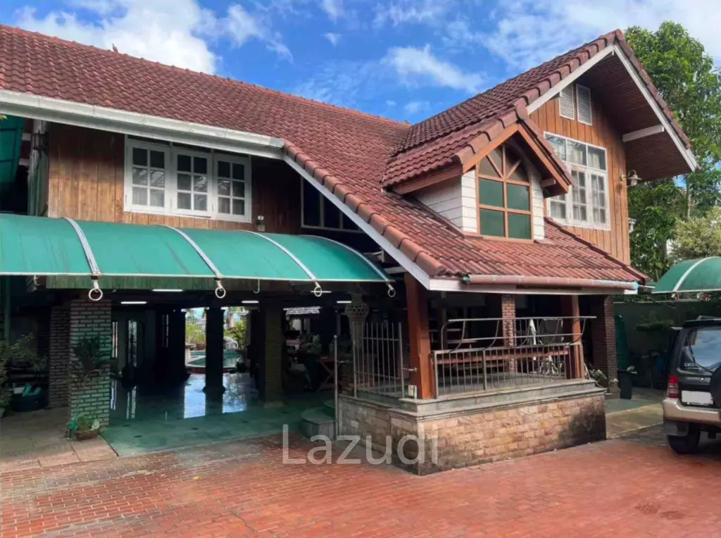 Beachfront 4 Bedroom Traditional Thai Style Villa in Lamai