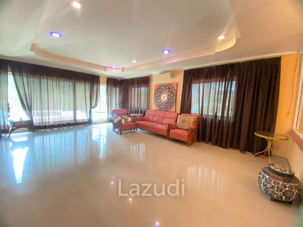 Modern Rooftop Pool Villa at Pratumnak Hill