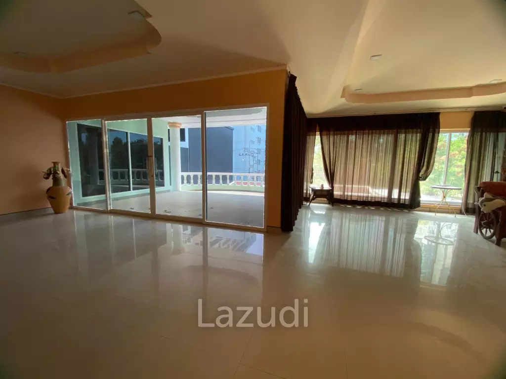 Modern Rooftop Pool Villa at Pratumnak Hill