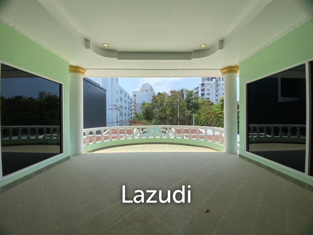 Modern Rooftop Pool Villa at Pratumnak Hill