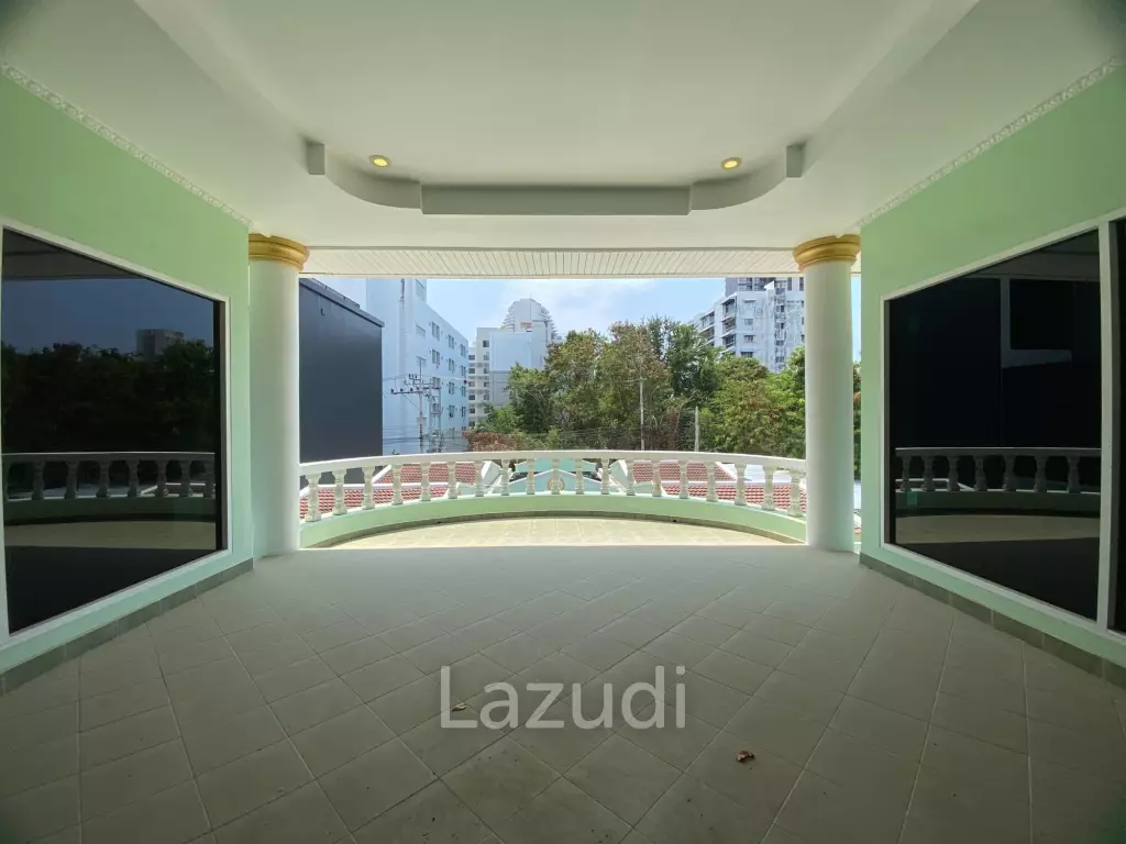 Modern Rooftop Pool Villa at Pratumnak Hill