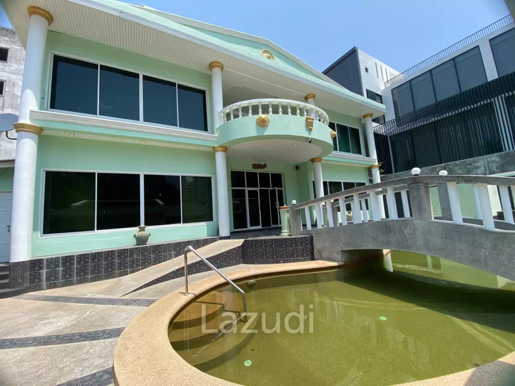 Modern Rooftop Pool Villa at Pratumnak Hill