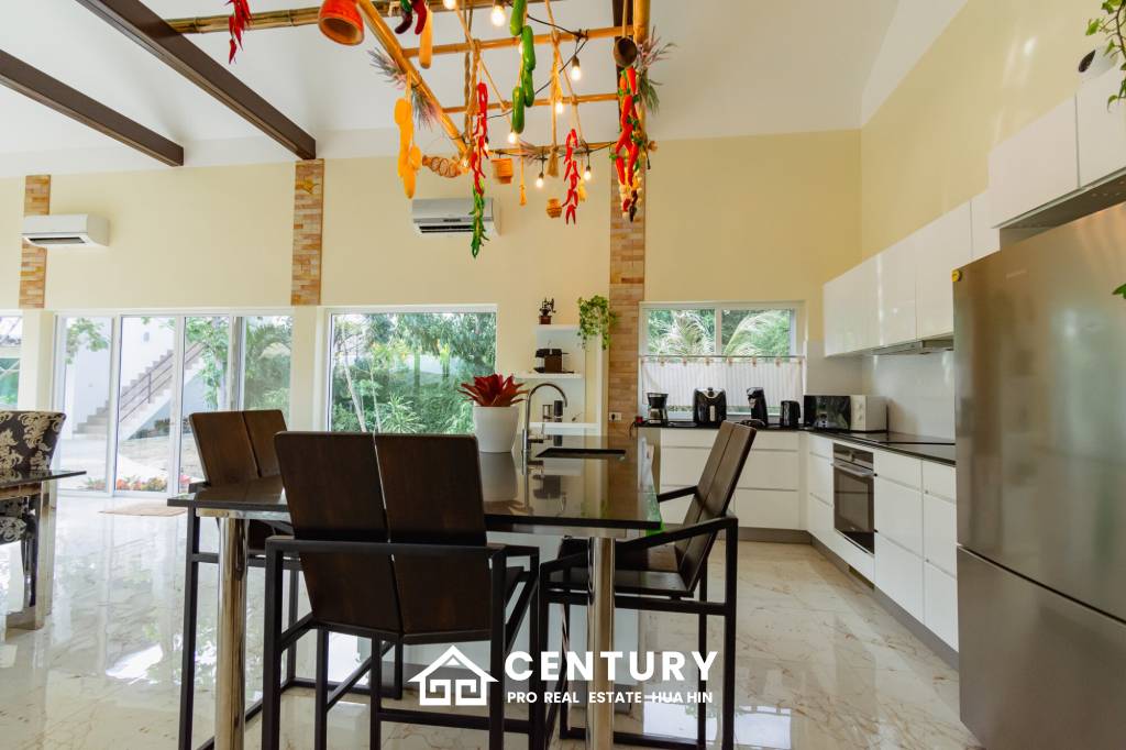 SIGNATURE PRIVATE ESTATE WITH POOL AND MOUNTAIN VIEWS ON PLOT 7 RAI