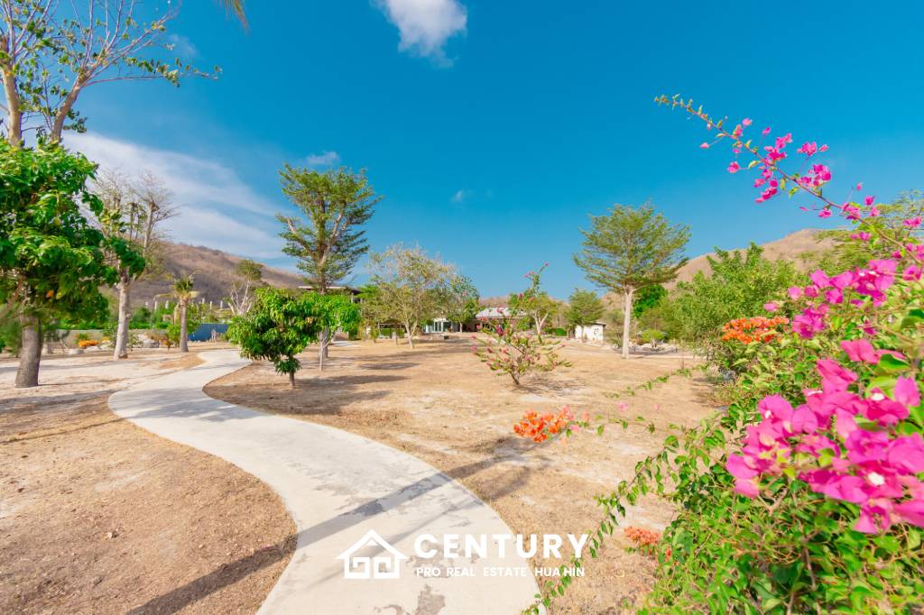 SIGNATURE PRIVATE ESTATE WITH POOL AND MOUNTAIN VIEWS ON PLOT 7 RAI