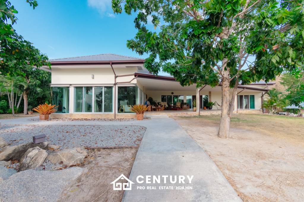 SIGNATURE PRIVATE ESTATE WITH POOL AND MOUNTAIN VIEWS ON PLOT 7 RAI