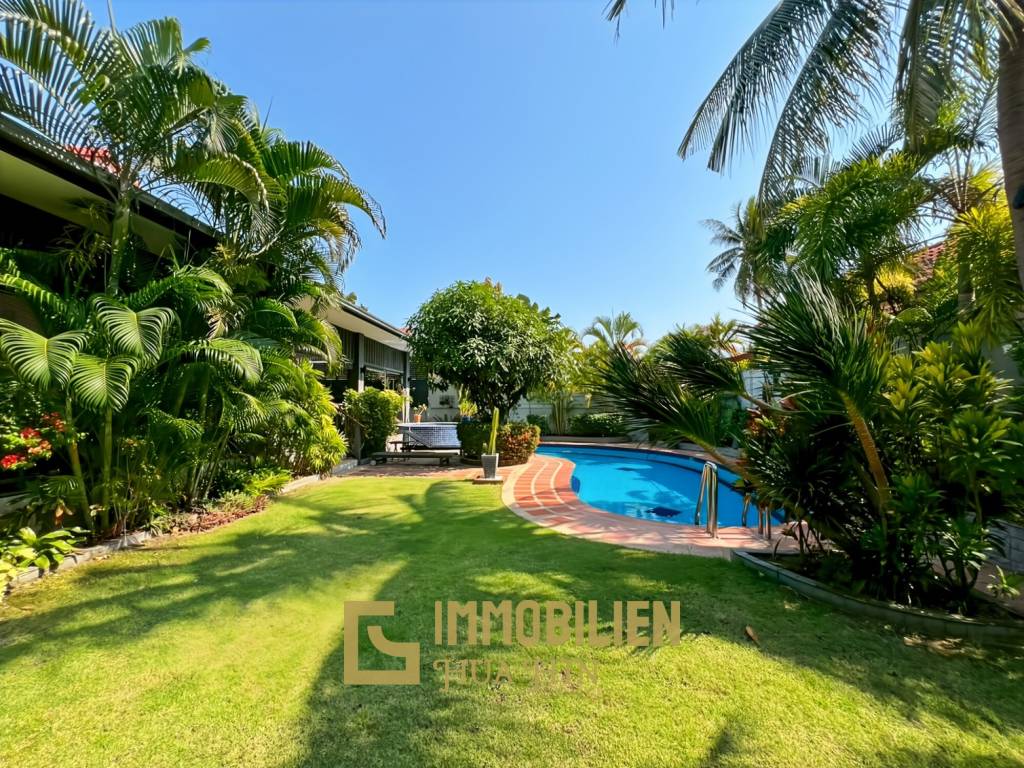 Crystal View 3-Bedroom Pool Villa Near City Center and Beach