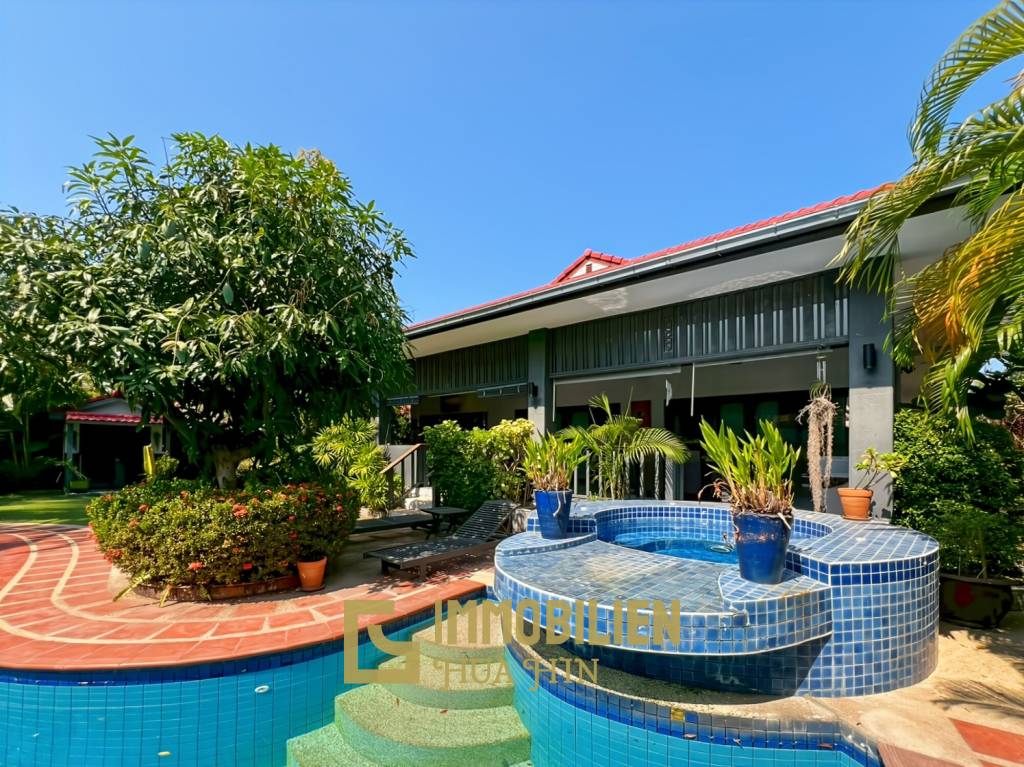 Crystal View 3-Bedroom Pool Villa Near City Center and Beach