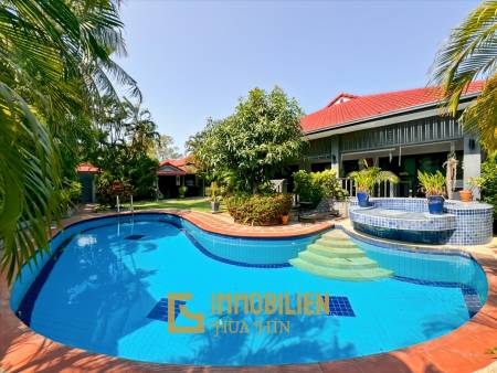 Crystal View 3-Bedroom Pool Villa Near City Center and Beach